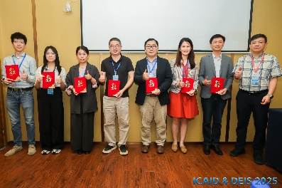 一群人站在一起 AI 生成的内容可能不正确。